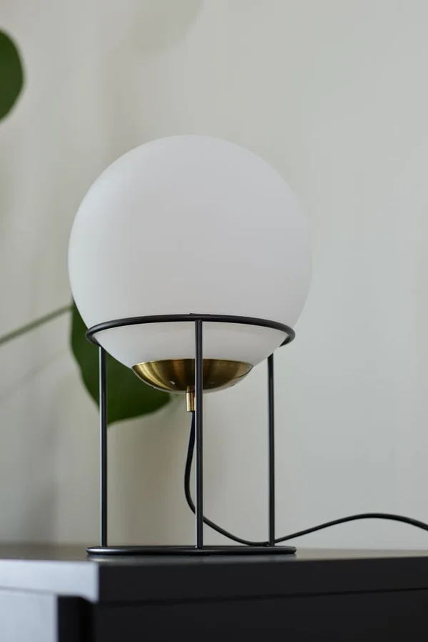 nowoczesna lampa na półce w salonie